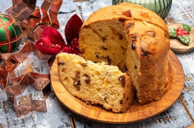Noel yemeği, taze İtalyan panettone keki. Milano 'dan alınmış kuru meyvelerle mayadan yapılmış.