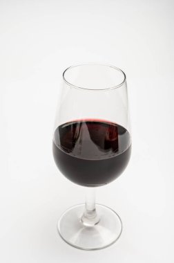Beyaz arka planda izole edilmiş bir şarap kadehi.