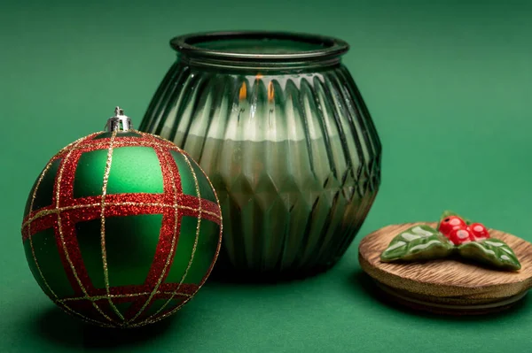 Ngiliz Yeşil Noel Ağacı Süsleme Balosu Cam Kapta Mum Yakın — Stok fotoğraf