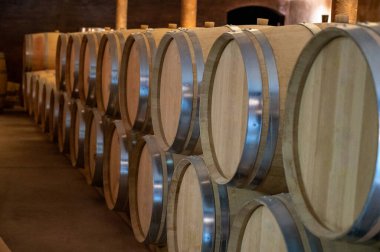 Fransa 'nın güneyinde, Collobrieres, Provence bölgesi yakınlarındaki Cotes de Provence' de şarap mahzeninde şarap fıçıları bulunan mağara, Fransa 'da kırmızı ve gül şarabı üretimi