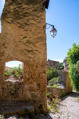 Seyahat yeri, Var, Provence 'deki küçük antik bir köy. Üzüm bağları ve troglodit evleri olan kayalıklarla çevrili..