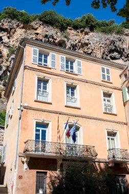 Seyahat yeri, Var, Provence 'deki küçük antik bir köy. Üzüm bağları ve troglodit evleri olan kayalıklarla çevrili..