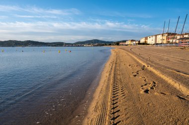 Port-Grimaud 'un temiz kumlu plajı, Saint-Tropez Körfezi, Var, Fransız Rivierası, Fransa