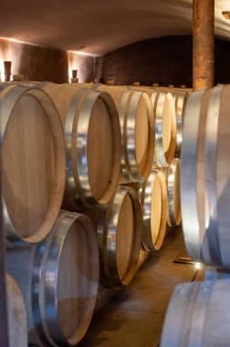 Fransa 'nın güneyinde, Collobrieres, Provence bölgesi yakınlarındaki Cotes de Provence' de şarap mahzeninde şarap fıçıları bulunan mağara, Fransa 'da kırmızı ve gül şarabı üretimi