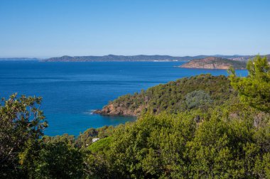Fransız Rivierası 'nda yaz tatili, Fransa' da Le Lavandou, Var, Provence yakınlarındaki gök mavisi Akdeniz manzarası