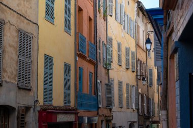 Seyahat yeri, Var, Provence 'deki küçük antik bir köy. Üzüm bağları ve troglodit evleri olan kayalıklarla çevrili..