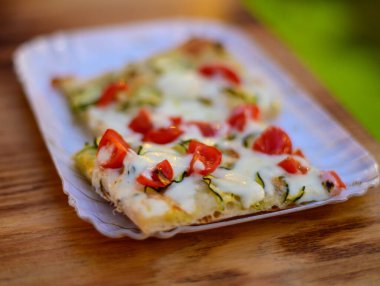 İtalyan pizzası, mozzarella peyniri, kabak kabağı, kırmızı domates.