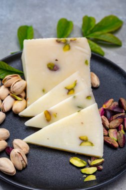 Peynir koleksiyonu, koyun sütünden yapılmış taze İtalyan pecorino peyniri Bronte, Sicilya 'dan fıstıklı şam fıstığı.