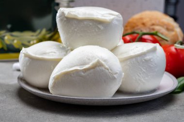 Campania 'dan taze el yapımı yumuşak İtalyan peyniri, inek sütünden yapılmış beyaz bufalo peyniri.