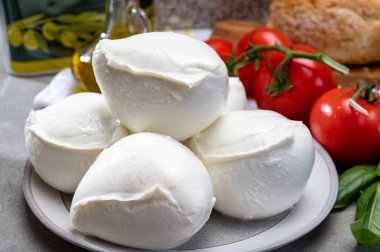 Campania 'dan taze el yapımı yumuşak İtalyan peyniri, inek sütünden yapılmış beyaz bufalo peyniri.