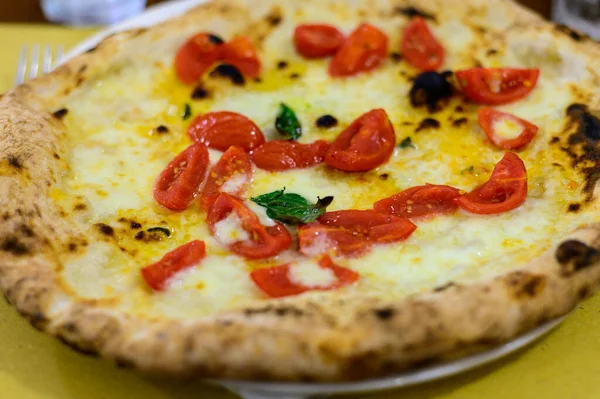 Comer Pizza Italiana Con Queso Mozzarella Tomates Rojos Pequeños Albahaca —  Fotos de Stock