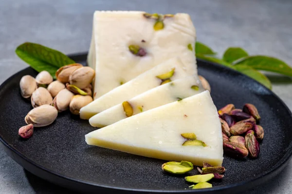 チーズコレクション 新鮮なイタリアのペコリーノチーズは ブロンテのピスタチオナッツでいっぱいの羊のミルクから作られました シチリア島のクローズアップ — ストック写真