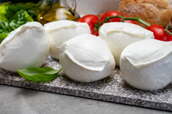 Frischer Handgemachter Italienischer Weichkäse Aus Kampanien Weiße Büffelmozzarella Bällchen Aus — Stockfoto