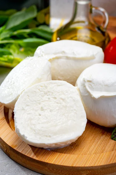 Queijo Italiano Macio Feito Mão Fresco Campânia Bolas Brancas Queijo — Fotografia de Stock