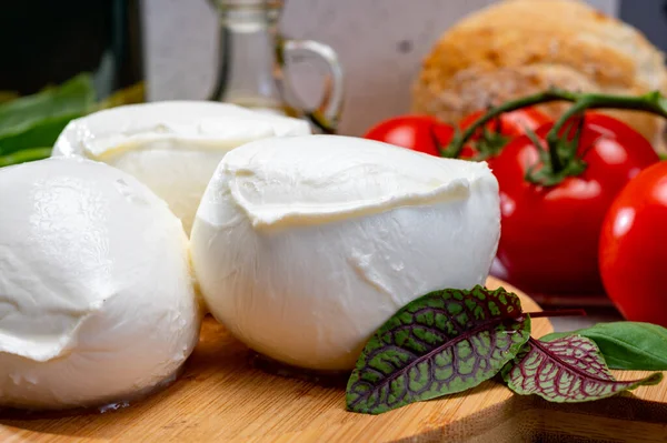 Fresh Handmade Soft Italian Cheese Campania White Balls Buffalo Mozzarella — Stock Photo, Image