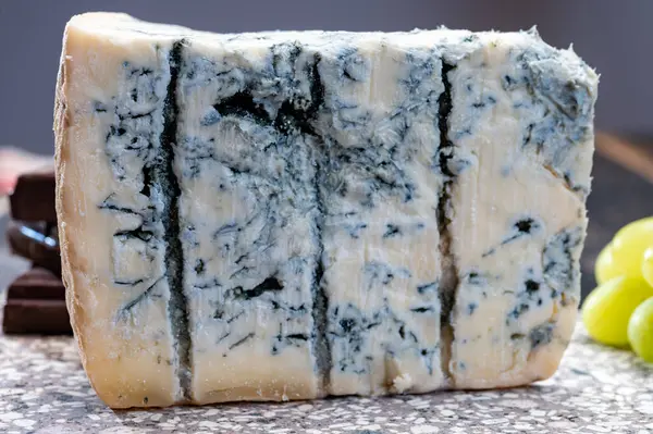 Kaascollectie Stukje Italiaanse Blauwe Kaas Gorgonzola Picante Met Blauwe Schimmel — Stockfoto