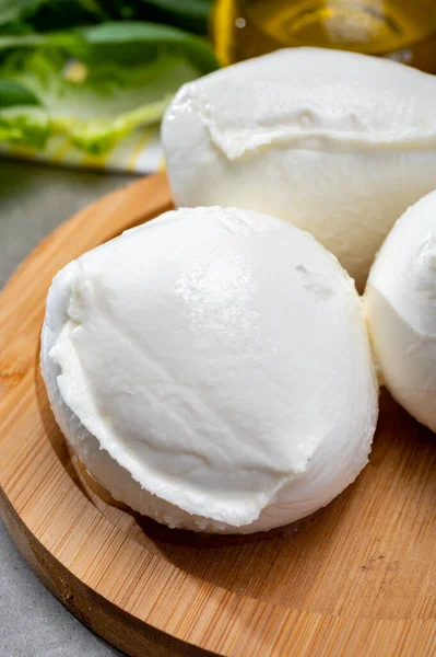 Frissen Kézzel Készített Puha Olasz Sajt Campaniából Fehér Bivaly Mozzarella — Stock Fotó