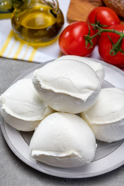 Queijo Italiano Macio Feito Mão Fresco Campânia Bolas Brancas Queijo — Fotografia de Stock