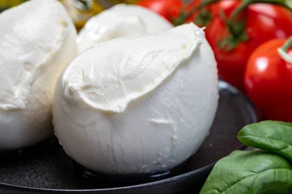 Frissen Kézzel Készített Puha Olasz Sajt Campaniából Fehér Bivaly Mozzarella — Stock Fotó