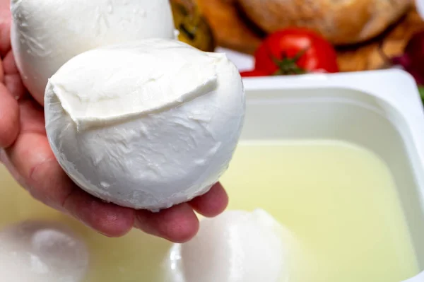 奶酪制造商手里拿着来自坎帕尼亚的新鲜而柔软的意大利奶酪 用牛奶制成的水牛莫扎拉奶酪的白色小球 盛放在盛水的容器中 — 图库照片