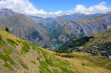 Yazın Les Ecrins, Isere, Fransa 'da kayak istasyonu Les deux Alpes' in yanında yürüyüş ve Alp dağlarının zirveleri manzarası.