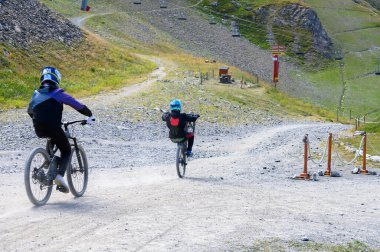 Yazın Fransız Alpleri 'nde ekstrem açık hava sporları müsabakası, bisiklet yolunda yokuş aşağı gitmek, Les deux Alpes istasyonu
