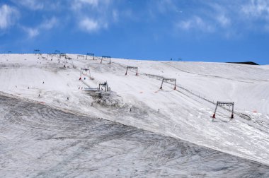 Les Deux Alpes kar sporları tatil köyü yaz mevsiminde 3600 metre yükseklikte kar örtülü ve kayak yapabilen buzullar.