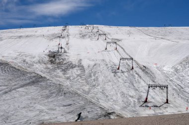 Les Deux Alpes kar sporları tatil köyü yaz mevsiminde 3600 metre yükseklikte kar örtülü ve kayak yapabilen buzullar.