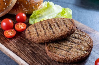 Bitki temelli ızgara burgerler, taze fırınlanmış çörekler ve organik sebzelerden lezzetli vejetaryen hamburgerler yapıyorum.