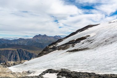 Yazın, kış ve yaz aylarında, buz gibi buzullarda, gökyüzü istasyonu Les Deux Alpes 'e bakın.