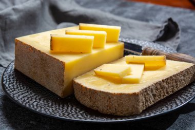 Peynir koleksiyonu, Fransisco-Comte, Fransa 'da inek sütünden yapılan sert peynirler.