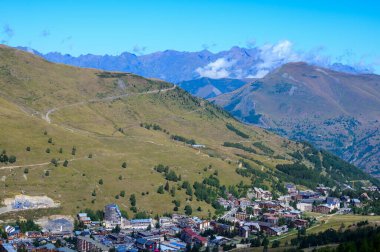 Yaz mevsiminde Les deux Alpes ve Alp Dağları 'ndaki kayak asansöründen manzara, Ecrins aralığı, Isere, Fransa