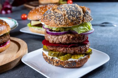 Lezzetli vejetaryen hamburgerlerle öğle veya akşam yemeği ızgara burger, taze fırınlanmış çörek ve organik sebzelerden yapılır.