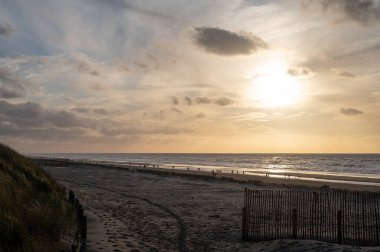 Hollanda 'da Zandvoort yakınlarında kışın Kuzey Denizi dalgaları