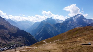 Yazın Les Ecrins, Isere, Fransa 'da kayak istasyonu Les deux Alpes' in yanında yürüyüş ve Alp dağlarının zirveleri manzarası.