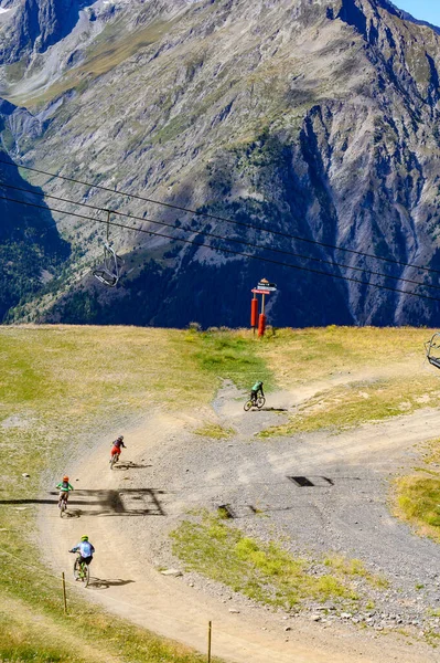 Sporty Ekstremalne Wyzwanie Świeżym Powietrzu Alpach Francuskich Góry Lecie Jazda — Zdjęcie stockowe
