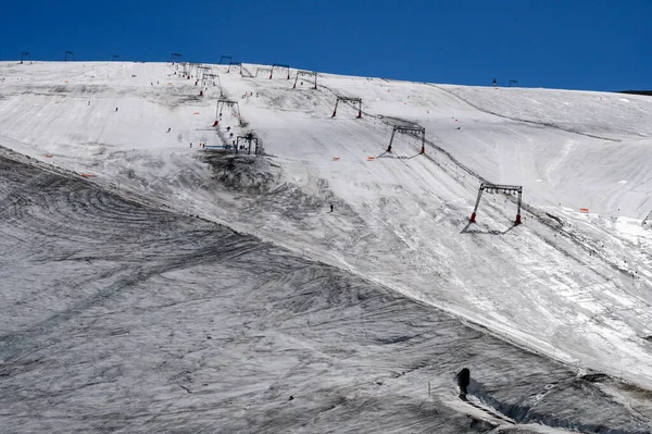 Les Deux Alpes kar sporları tatil köyü yaz mevsiminde 3600 metre yükseklikte kar örtülü ve kayak yapabilen buzullar.