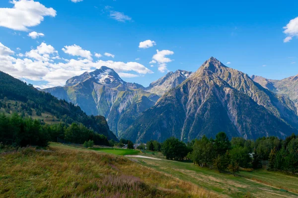 Pohled Lyžařskou Stanici Les Deux Alpes Alpské Hory Vrcholky Létě — Stock fotografie