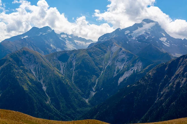夏天在Les Deux Alpes滑雪站附近远足 俯瞰阿尔卑斯山顶上的景色 Les Ecrins山脉 法国Isere — 图库照片