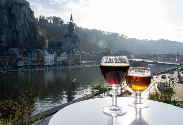 Πίνει Σκούρα Και Δυνατή Βελγική Μπύρα Αβαείου Τυριά Ηλιόλουστη Μέρα — Φωτογραφία Αρχείου