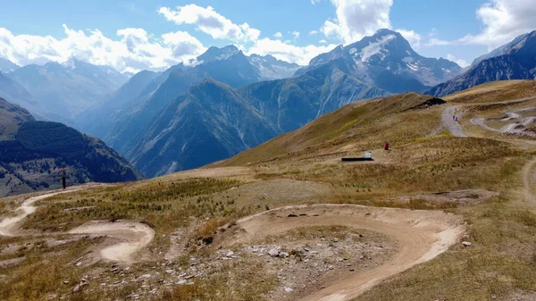 Túrázás Síközpont Közelében Les Deux Alpok Kilátás Alpesi Hegycsúcsok Nyáron — Stock Fotó