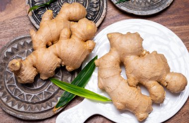 Geleneksel ilaçlarda ve lezzet öğünlerinde kullanılan taze organik zencefil rhizome kökü, dünya çapında içecekler.