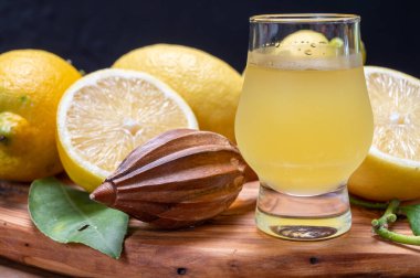 Bir bardak buzlu, tatlı limoncello likörü taze taze, olgun İtalyan limonlarından yapılmış, Amalfi sahilleri, İtalya
