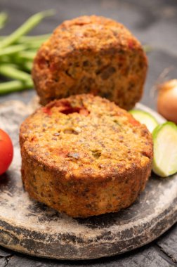 Sebze, fasulye ve baklagillerden yapılmış taze vejetaryen hamburgerler.