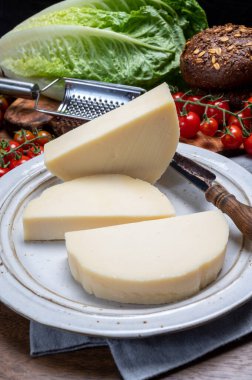 Peynir koleksiyonu, İtalyan peynirli filata peyniri Cremona, İtalya 'nın kuzeybatısından, yakın plan.