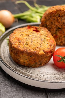 Sebze, fasulye ve baklagillerden yapılmış taze vejetaryen hamburgerler.