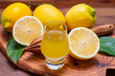 Bir bardak buzlu, tatlı limoncello likörü taze taze, olgun İtalyan limonlarından yapılmış, Amalfi sahilleri, İtalya