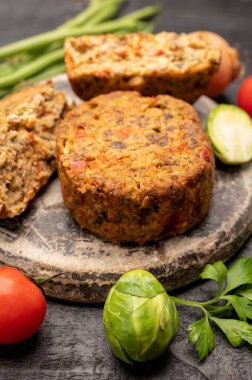 Sebze, fasulye ve baklagillerden yapılmış taze vejetaryen hamburgerler.