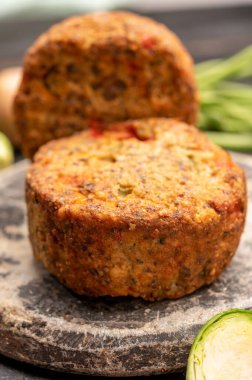 Sebze, fasulye ve baklagillerden yapılmış taze vejetaryen hamburgerler.