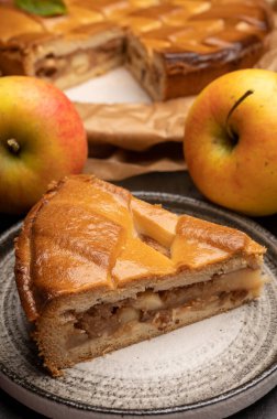 Taze elmalı pasta ya da turta, içi elma, kuru üzüm ve tarçınla dolu.